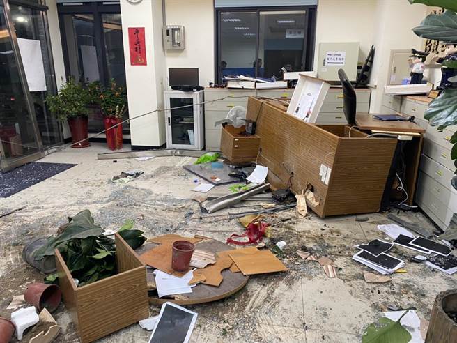 51岁蔡姓男子今（6日）凌晨0时许，酒后驾车行经新北市林口区文化三路与宝林路口，疑因不胜酒力直接撞进新北市林口警分局文林派出所。（翻摄）