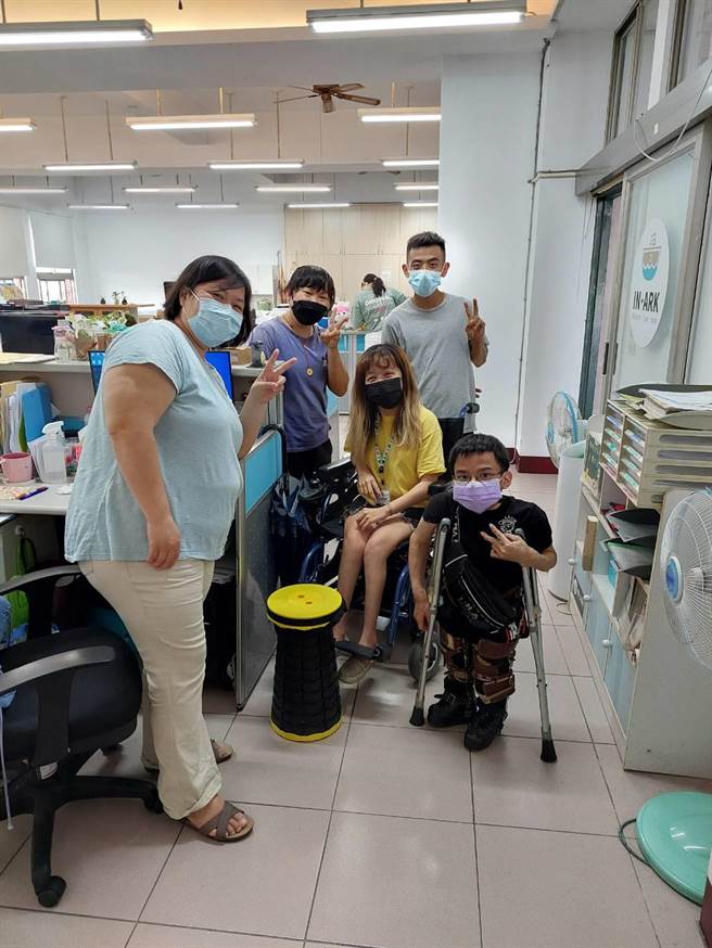 远东科大资源教室辅导人员陈丽媛（左一），常勉励身心障碍学生用正面积极态度去面对一切的挑战。（教育部提供／林志成台北传真）