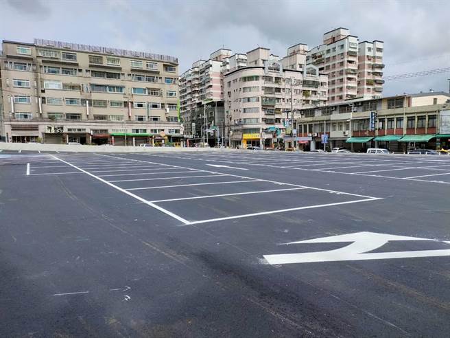 莺歌公八公园平面停车场明（7）日至12月6日试营运，116格汽车停车位，开放一个月免费停车。（新北市交通局提供）