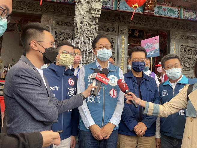 国民党桃园市长候选人张善政(中)批民进党提抗中保台是假议题，郑运鹏说一套做一套让人看不起。(吕筱蝉摄)