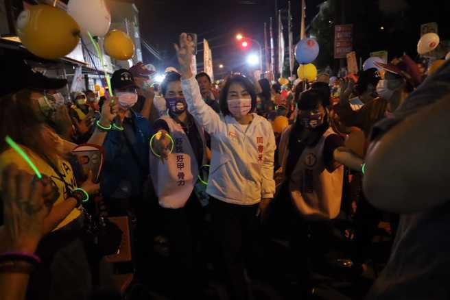 民進黨屏東縣長候選人周春米，5日披星戴月地跑了11場競總成立大會，堪稱是超級星期六。（翻攝自周春米臉書）