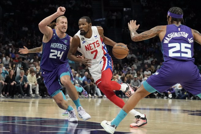 杜兰特(中)全力甩脱普朗里的贴身防守。(路透)