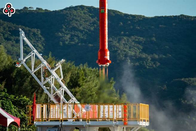 今年7月10日，阳明交大前瞻火箭研究中心（ARRC）团队于屏东旭海「短期科研探空火箭发射场」成功发射我国第一枚科研火箭。（国家太空中心提供）