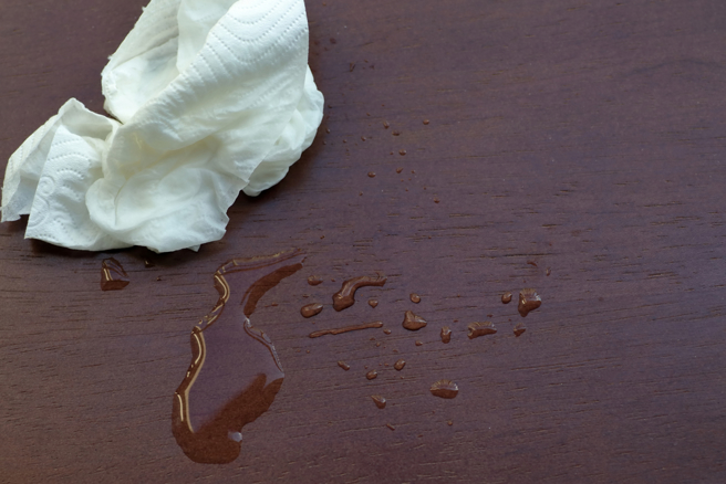 彰化一名人夫发现妻子坐在陌生男性的车上，甚至男子的大腿上还放着扭曲的塑胶套与卫生纸。（示意图／Shutterstock）