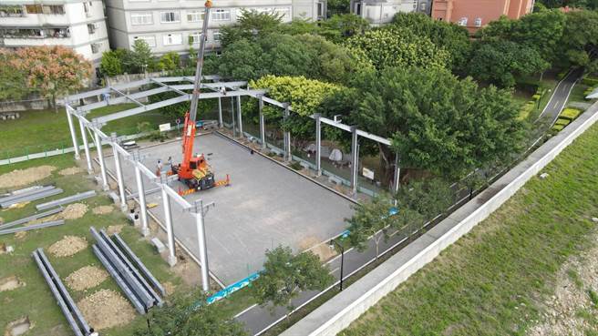桃园市芦竹光明河滨公园滚球场暨光明市民活动中心设置太阳光电发电系统标租案，2者为共同标租，光电滚球场现正施作中，预计年底前可完成併联。（桃园市政府经发局提供／陈梦茹桃园传真）