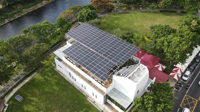 桃园市芦竹光明河滨公园滚球场暨光明市民活动中心设置太阳光电发电系统标租案，2者为共同标租，目前活动中心屋顶已完成架设。（桃园市政府经发局提供／陈梦茹桃园传真）