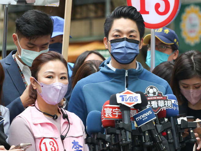 國民黨台北市長候選人蔣萬安（右）6日陪同市議員候選人李彥秀（左）赴內湖737市場掃街拜票，受訪時被問到民進黨抗中保台牌是否已經無效？蔣萬安表示，民進黨每次談到兩岸議題就是綠能你不能，始終雙標，綠共一家親所言不假。（陳俊吉攝）