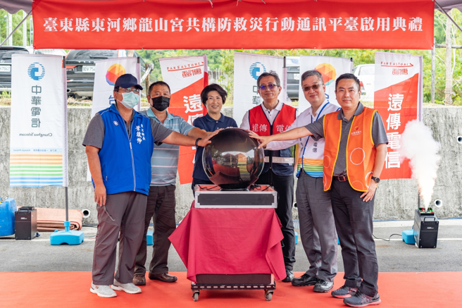 台湾县长饶庆铃（左三）参与尚德救灾行动通讯平台启用典礼。（图 / 取自饶庆铃脸书）