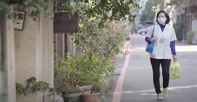 新北市卫生局针对执行送药到府的药局，每案加码补助250元，以号召更多药局投入送药到府服务。（新北市卫生局提供）