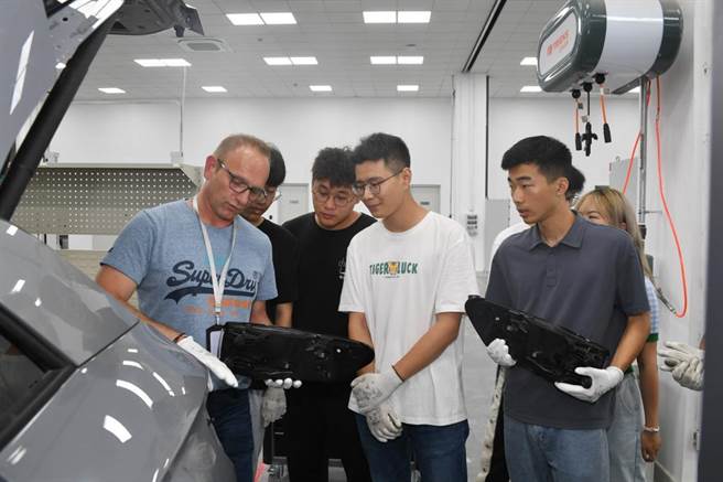 圖為位於大陸安徽合肥的德國福斯安徽新能源汽車先導中心，外籍專家帶領新進員工進行操作教學。（中新社資料照片）