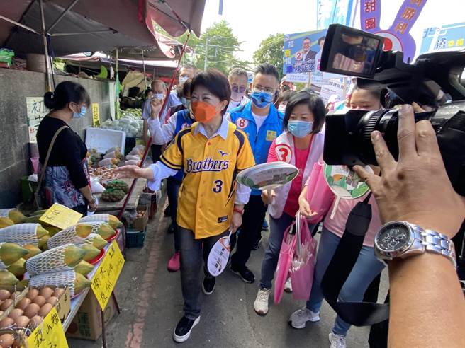 九合一选举倒数20天，争取连任的台中市长卢秀燕6日一早前往大坑登山步道向山友、摊商拜票。（冯惠宜摄）