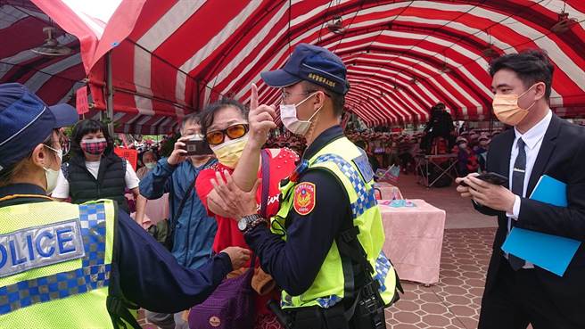 黄姓民眾不满游锡堃的发言，当场战到台下呛声，遭警员驱离。（程炳璋摄）