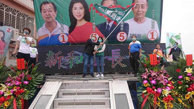 立法院长游锡堃为陈碧玉献战旗造势。（程炳璋摄）