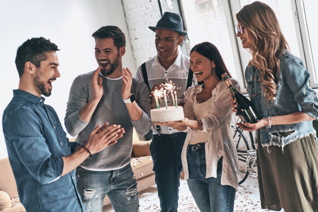 你都怎么为自己的熟人、好朋友、闺密、兄弟献上生日祝福？(示意图／shutterstock)