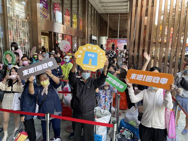 新竹市回收行动ㄅㄨㄅㄨ车5日下午在新竹大远百办理，现场民眾踊跃参与回收活动。（新竹市政府提供／王惠慧新竹传真）