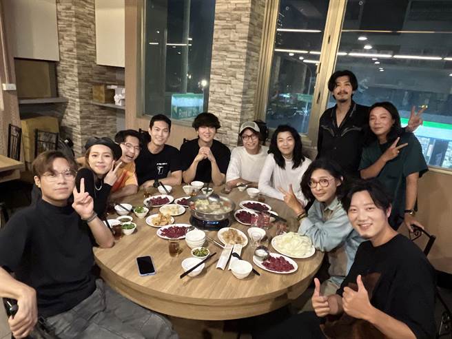 宇宙人演唱會前碰立冬節氣，麋先生、告五人暖心請吃鍋替師兄進補。（相信音樂提供）