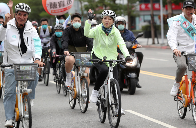 无党籍台北市长候选人黄珊珊（中）6日举办「伟大市民向前骑活动」，在前内政部长李鸿源（左）及地方人士陪同绕行台北市区来到内湖科技园区，向民眾挥手拜票。（郑任南摄）