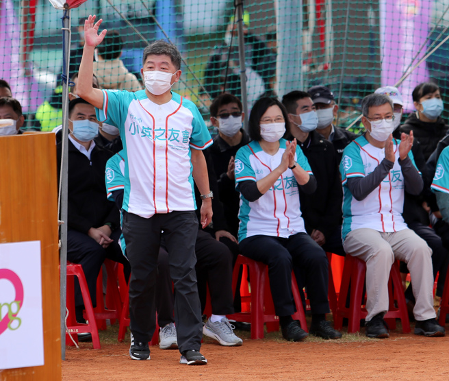 蔡英文总统（中）、前副总统陈建仁（右）与民进党台北市长候选人陈时中（左）6日一同前往大佳河滨公园，出席「2022小英杯慢速垒球锦标赛」开幕仪式。（黄世麒摄）