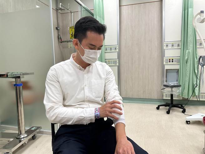 郑朝方称遭1名妇人暴力对待，后来行程结束觉得手臂疼痛红肿，前往就医。（郑朝方竞总提供／罗浚滨新竹传真）