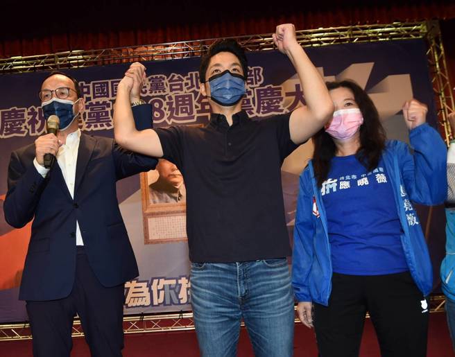 國民黨主席朱立倫（左）與台北市長候選人蔣萬安（中）6日出席國民黨「慶祝建黨128週年」黨慶大會。（陳君瑋攝）