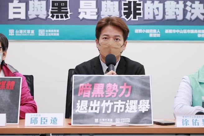 邱臣远说，林耕仁公布的立委助理薪水、劳健保、加班费，都属于个资法的保护范畴。（民眾党团提供）