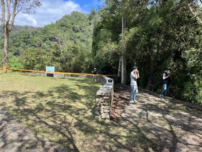 稍早警方已在南投找到装有第三具遗体的行李箱，正准备向下找寻遗体。（民眾提供／李奇叡新北传真）