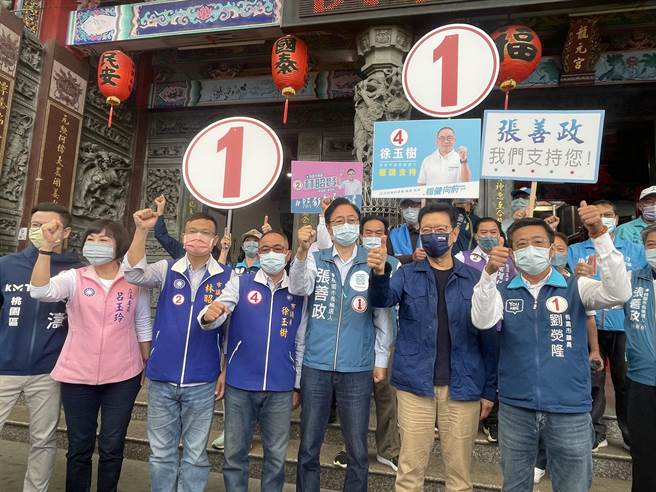 谈台北市长辩论会，中广董事长赵少康(右二)说，陈时中自取其辱以这智商选市长笑死人。(吕筱蝉摄)