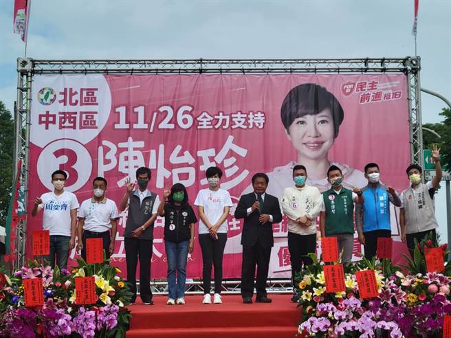 台南市議長郭信良(右五)率多名無黨籍議員為陳怡珍站台造勢。(曹婷婷攝)