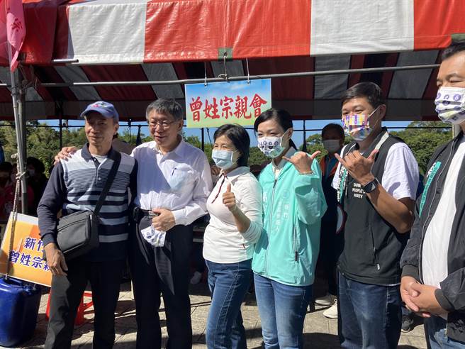 台北市长柯文哲6日一早马不停蹄，陪着民眾党新竹市长候选人高虹安到新竹都城隍庙参拜，又到中央、西门市场扫街，再到普天宫参拜。（王惠慧摄）