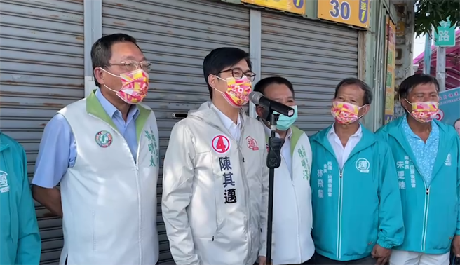 民进党候选人陈时中不满对手蒋万安「防疫7问」，狠呛一样的问题问3次有点多余。对此，民进党高雄市长陈其迈（左二）今（6）日评论，陈时中辩论有掌握到要点，「我觉得他昨天的表现跟他原来的样子也比较像」，表现相当不错。（柯宗纬翻摄）