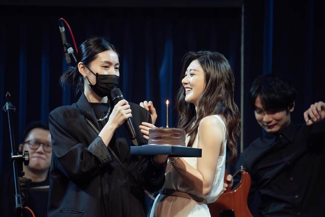 管罄（左）昨为好姊妹林逸欣庆生。（鑫羽工作室提供）