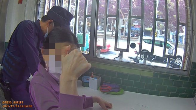 員警與聽障女透過手寫文字傳達訊息，成功讓女子放棄匯款。(蘇育宣翻攝)