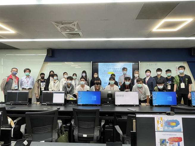 台中市立清水高中举办人工智慧营队，共有8校20位高中职生报名参加。（清水高中提供／陈淑娥台中传真）