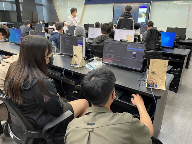 台中市立清水高中举办人工智慧营队，共有8校20位高中职生报名参加。（清水高中提供／陈淑娥台中传真）