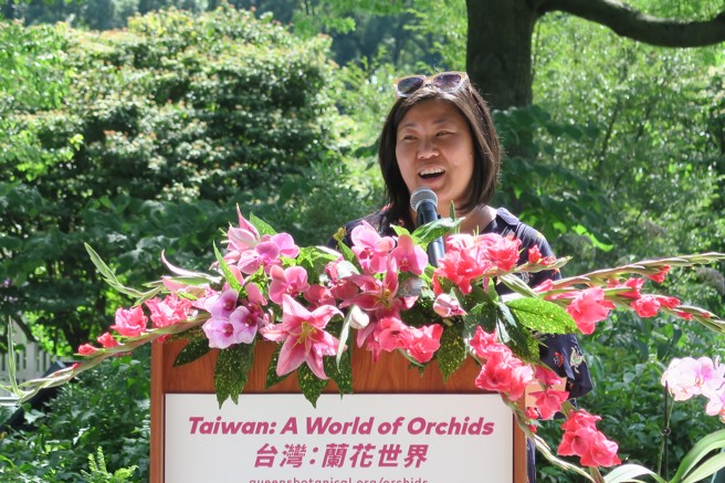 双亲来自台湾的美国联邦眾议员孟昭文投入期中选举，争取第6任。图为孟昭文8月11日参加纽约皇后区植物园「台湾：兰花世界」特展。（图／中央社）