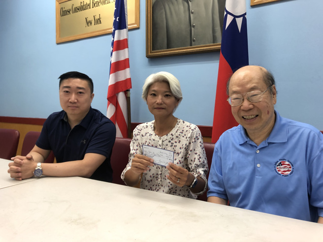 台湾土生土长的曲怡文（中）竞选纽约州参议员，7月6日参加纽约中华公所活动时与主席曾伟康（左）及民主党65区党代表于金山（右）合影。（图／中央社）