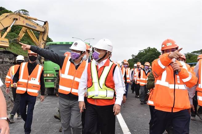 行政院长苏贞昌今日赴国道一号汐止交流道视察边坡坍滑修復情况(高公局提供)
