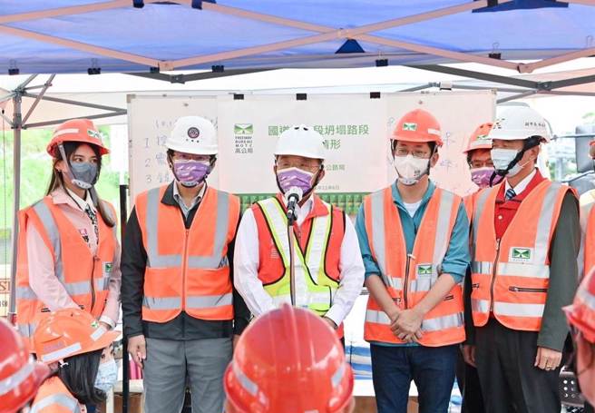 行政院长苏贞昌今勘灾后表示，国道1号南下汐止段明（7）日上午6时便能全线通车。（行政院提供／李奇叡新北传真）