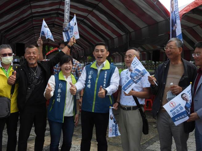无党籍花莲市长候选人蔡志明（中）今成立竞选总部，不少支持者相争与他合影留念。（罗亦晽摄）