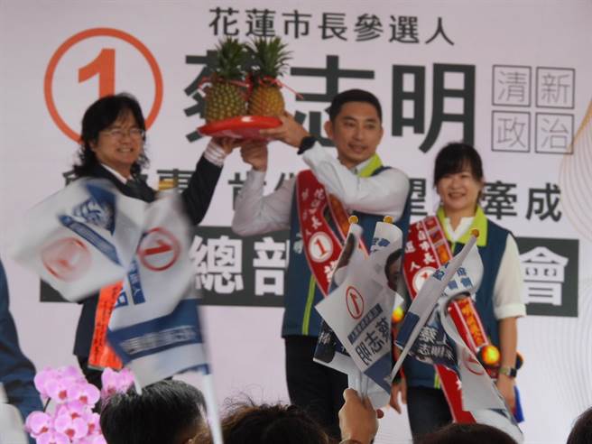 无党籍花莲市长候选人蔡志明今成立竞选总部，支持者力们挥旗同喊「冻蒜」。（罗亦晽摄）