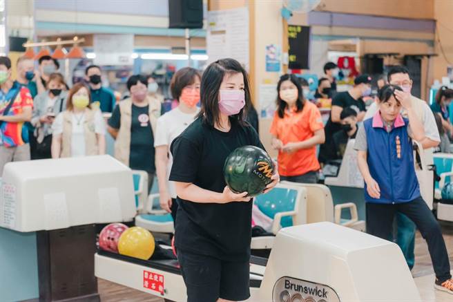 全国首次听语障者保龄球邀请赛，64名选手屏东竞技。(屏县府提供)