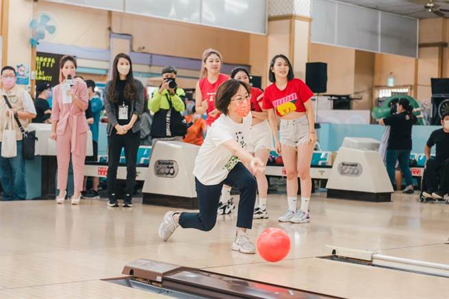全国首次听语障者保龄球邀请赛，64名选手屏东竞技。(屏县府提供)