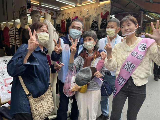 新北市长侯友宜陪同市议员候选人戴湘仪前往宏泰市场扫街。（侯友宜竞选办公室提供）