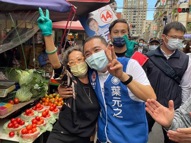新北市长侯友宜陪同市议员候选人叶元之到兴隆市场扫街。（侯友宜竞选办公室提供）