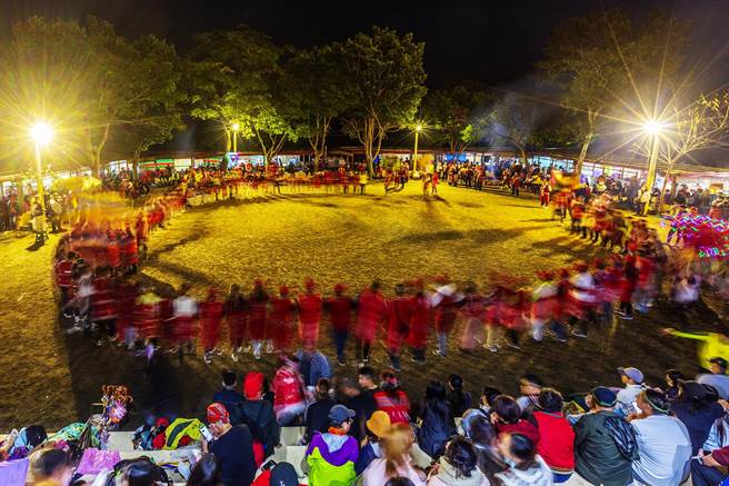 五峰乡赛夏族矮灵祭族人跳舞「迎灵」。（罗浚滨摄）