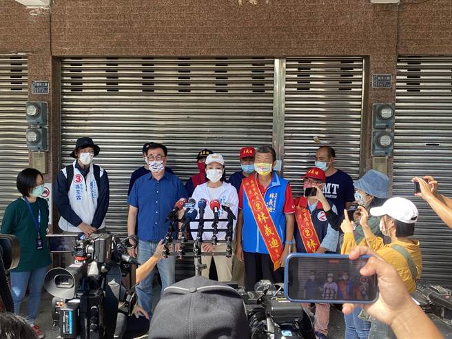 台北市长昨日选举辩论会上，国民党候选人蒋万安提问民进党候选人陈时中，却遭陈时中反呛「装睡的人叫不醒」；对此，国民党高雄市长候选人柯志恩说，蒋万安表达的非常的稳健、已经有一个市长的高度。(林雅惠摄)