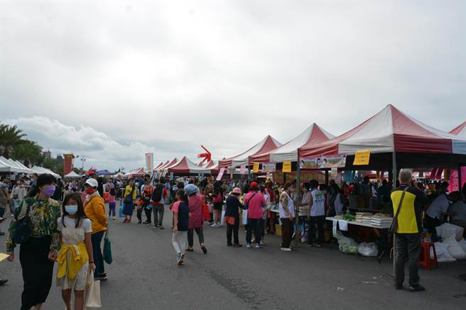 花莲家扶中心今上午在花莲市六期重划区（东大门夜市旁），举办「希望列车‧梦想启动」大型抗贫园游会，现场有上百摊摊位，贩售商品玲琅满目，不少民眾一早就至会场挖宝。（罗亦晽摄）
