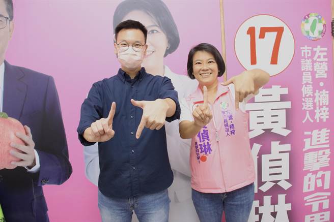 民进党副秘书长林飞帆（左）5日南下高雄助选，陪同民进党高雄市左楠区市议员登记第17号黄侦琳（右）车扫。（柯宗纬翻摄）