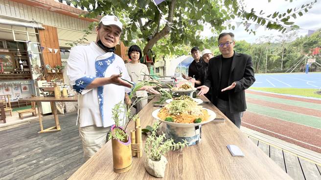 全球中華文化藝術客家文化薪傳大師郭敏昌所領軍的團隊，以在地食材打造五寮客庄風味餐桌。（呂健豪攝）