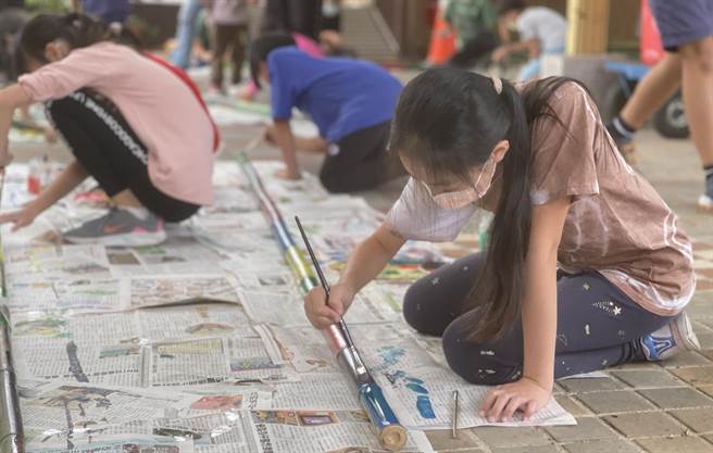 竹子为三峡五寮重要物产，小朋友透过彩绘竹竿，更贴近当地风土。（吕健豪摄）